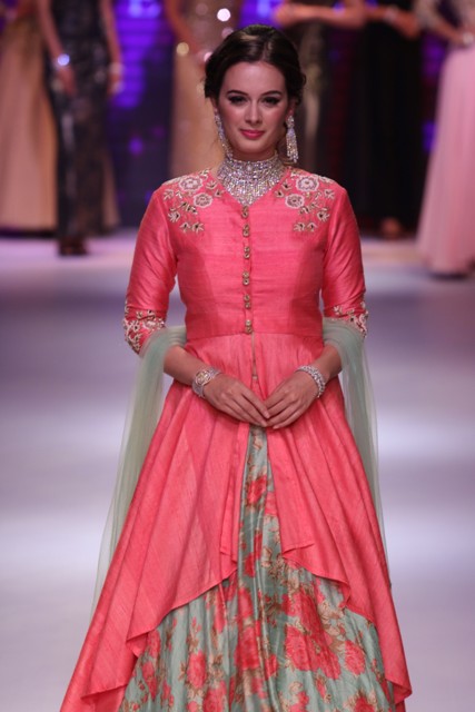 Evelyn Sharma looks stunning in her jewels at GDK Show at IIJW 2015.jpg